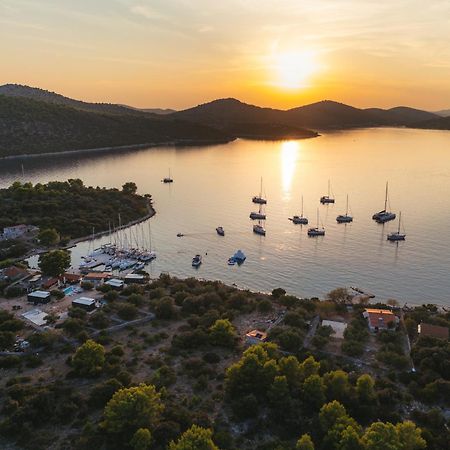 Beach House Danica - Resort & Tavern Bain, Free Transport, Pool, Island Of Zut - Kornati Pristanisce Екстериор снимка